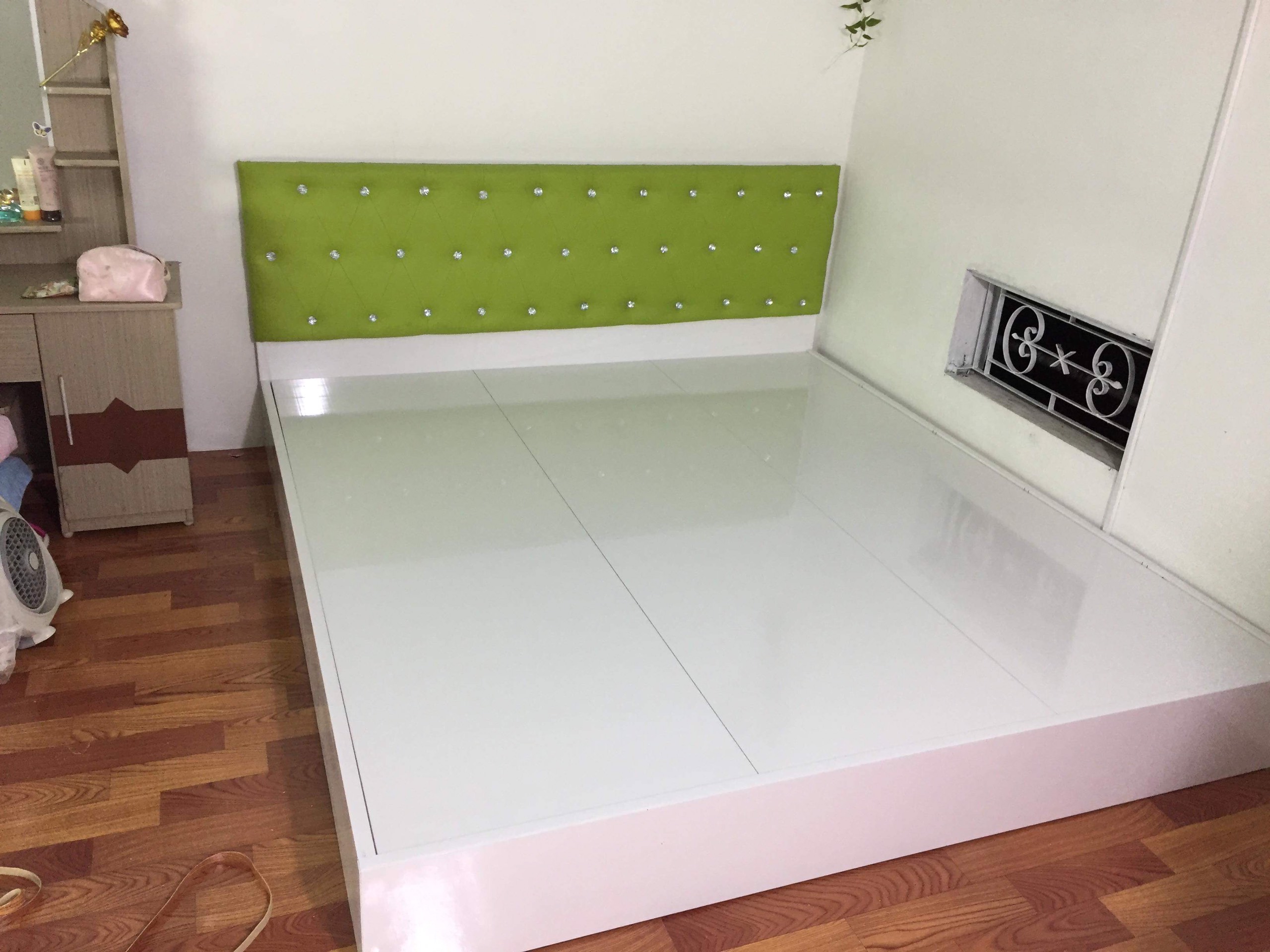 Bạn đang tìm kiếm một giải pháp nhanh chóng để trang trí cho phòng ngủ của mình? Giường nhựa Đài Loan chính là giải pháp hoàn hảo cho bạn, với thiết kế thẩm mỹ, đa dạng về kiểu dáng và giá thành hợp lý.